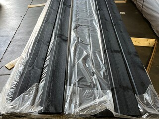 Ca. 50x Grenen Channelsiding Zwart, 18x140mm, lengte 420cm